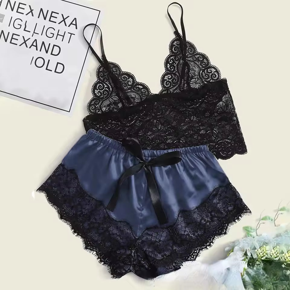 Pijama Feminino com Shorts e Top em Renda