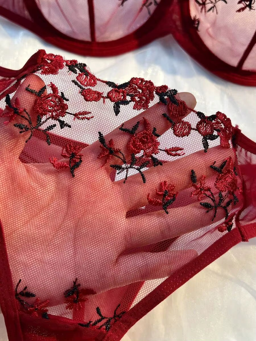 Lingerie Sensual Feminina em Renda Floral – Conjunto Sutiã e Calcinha