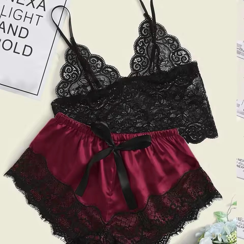 Pijama Feminino com Shorts e Top em Renda