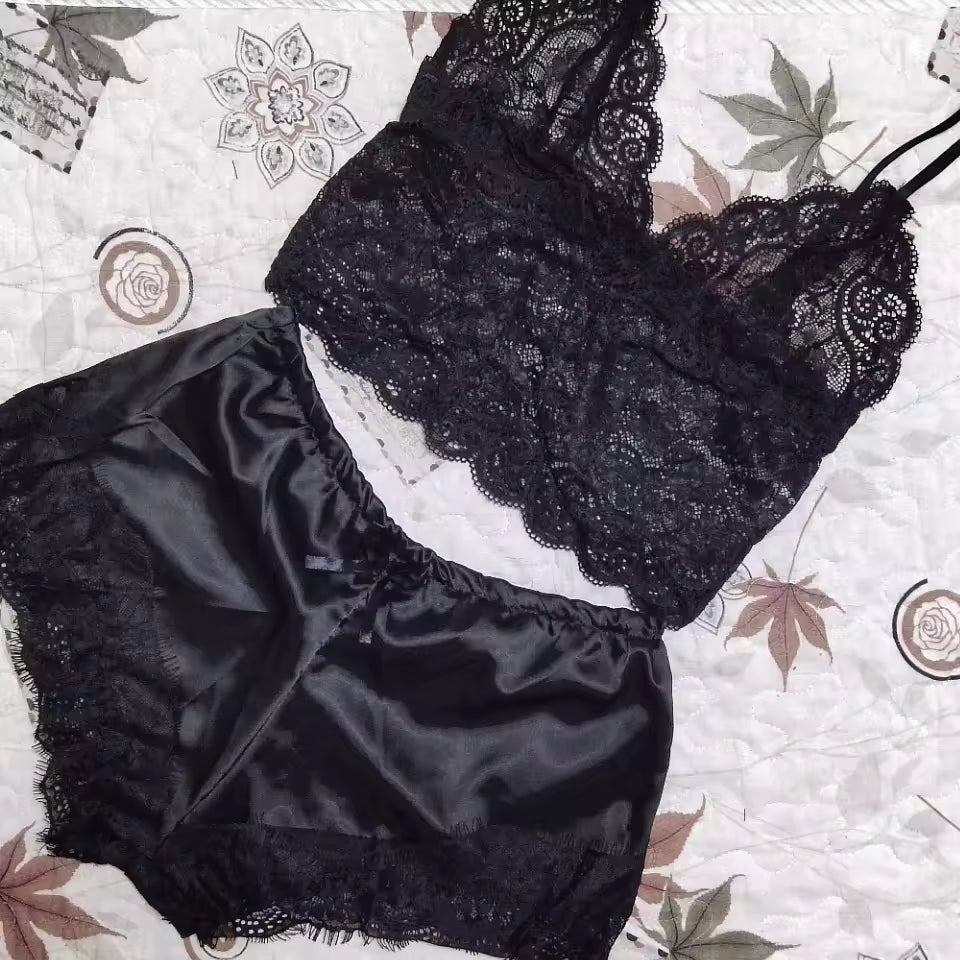 Pijama Feminino com Shorts e Top em Renda