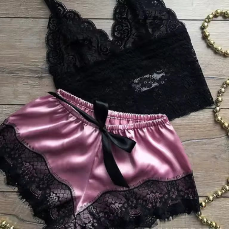 Pijama Feminino com Shorts e Top em Renda