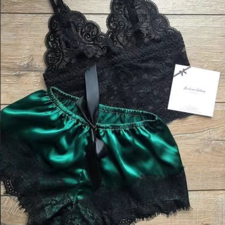 Pijama Feminino com Shorts e Top em Renda